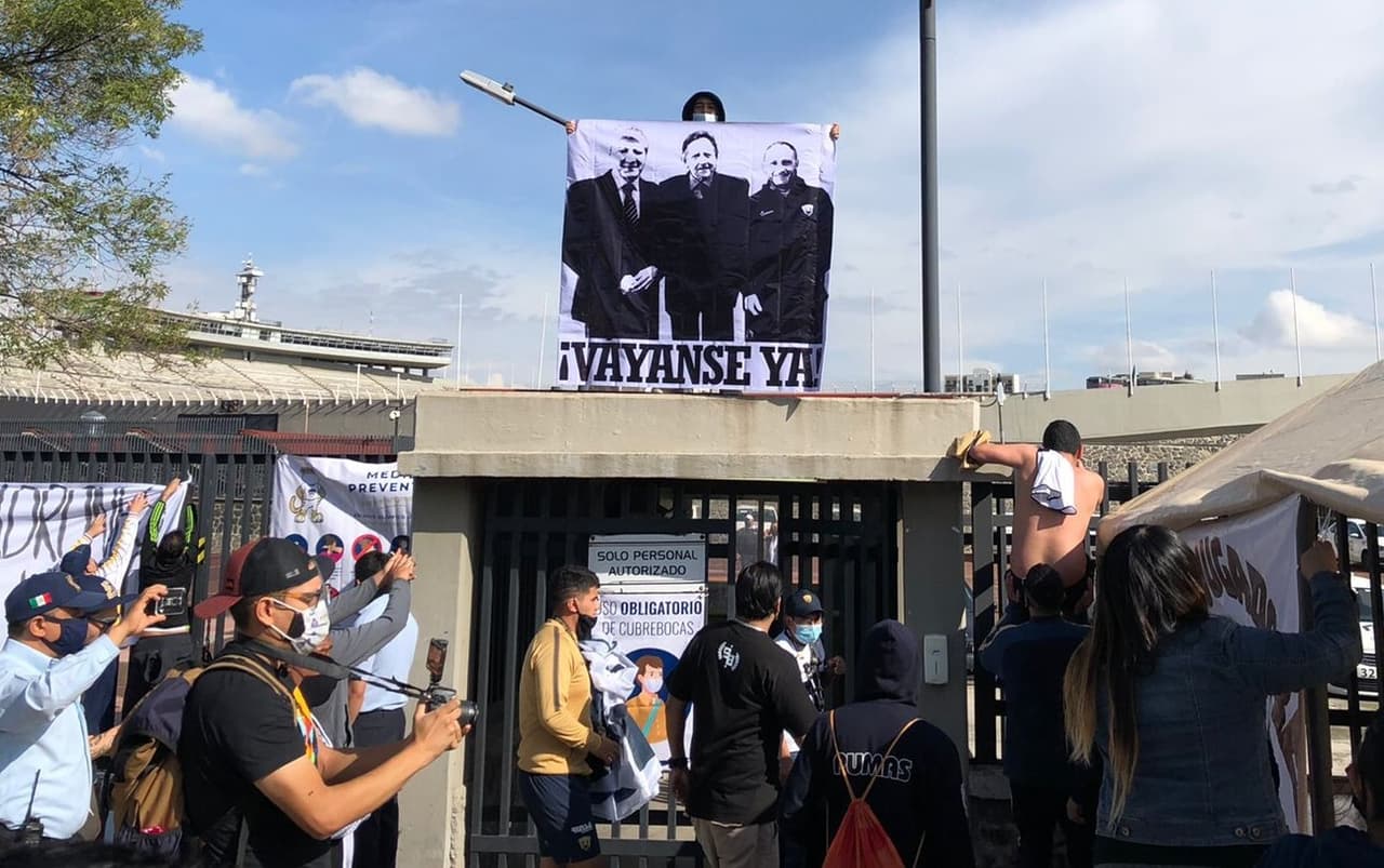 Aficionados del equipo universitario se reunieron afuera del estadio para manifestarse en contra de la directiva de los Pumas y exigirle al equipo mejores resultados, pues ya suman tres derrotas y dos empates en los cinco encuentros que han tenido a lo largo del Apertura 2021.