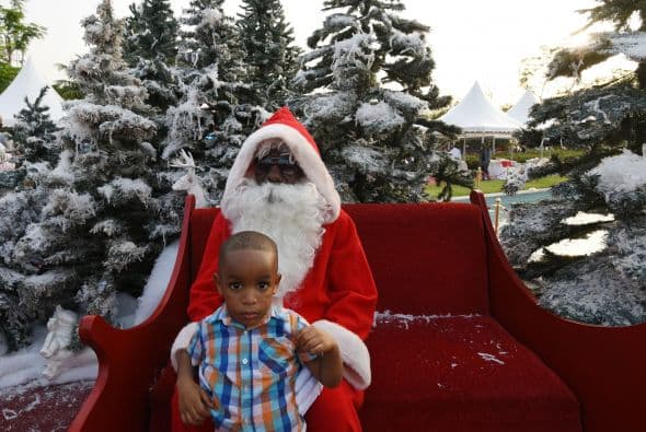 La Fundación Niños de África contactó a Santa para que pudiera estar con los niños en Abiyán. Fueron alrededor de tres mil niños a los que se le dibujó una sonrisa.