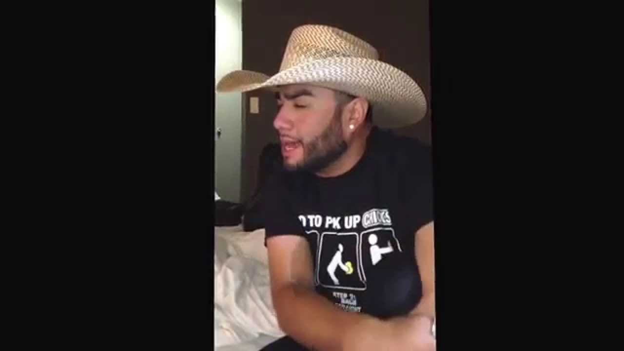 El vocalista de Nuevo Golpe, Froy Espitia, negó en un programa de televisión que tuviera un romance con el intérprete de 'El Baleado'.