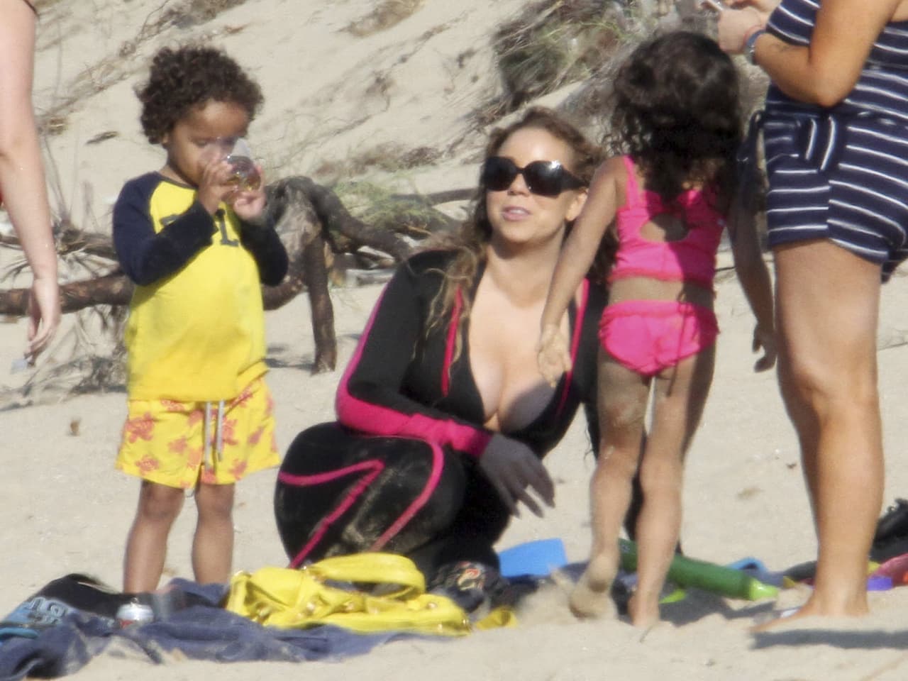 A Mariah no le importó que los paparazzi la anduvieran espiando, ella prefirió gozar del sol, la arena y el mar.