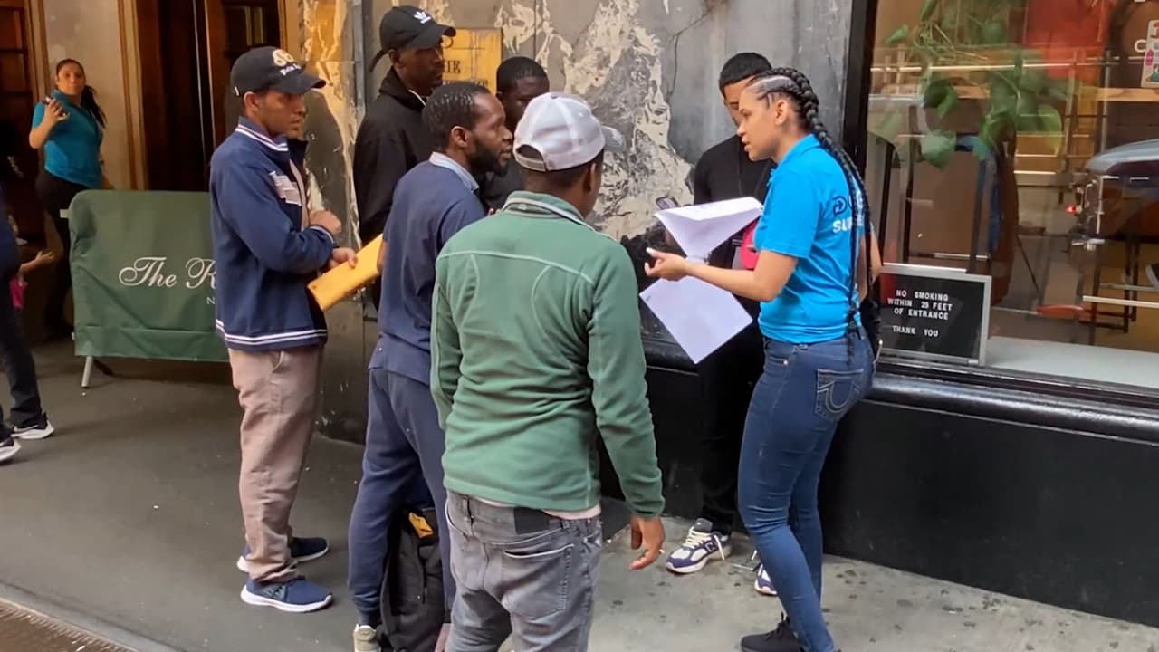 Se informó que ya se solicitó a 100 solicitantes de asilo que abandonen estos refugios temporales tras la implementación de esta medida.
<br>