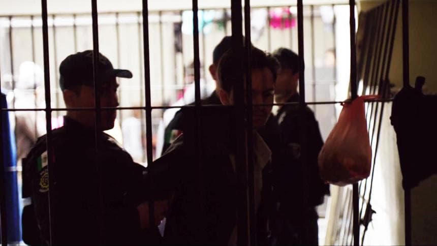 ‘El Quino’ fue esposado y conducido a una casa de arraigo en la que le tomaron sus huellas dactilares. Al enterarse de la situación, ‘El Chapo’ busco a ‘Don Sol’ y le ofreció entregarle gente de peso de su organización para distraer a la prensa y limpiar su imagen.