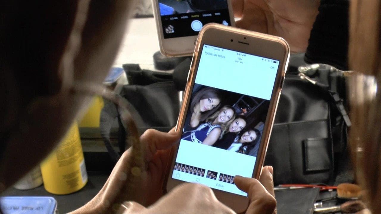 Checaban en el celular cuál era la mejor foto y en cuál se veían mejor