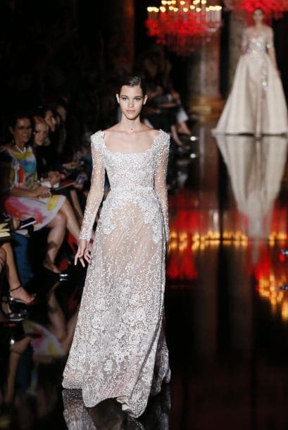 Una combinación que engalanó la noche fueron los bordados con piedras, sobre telas simples.