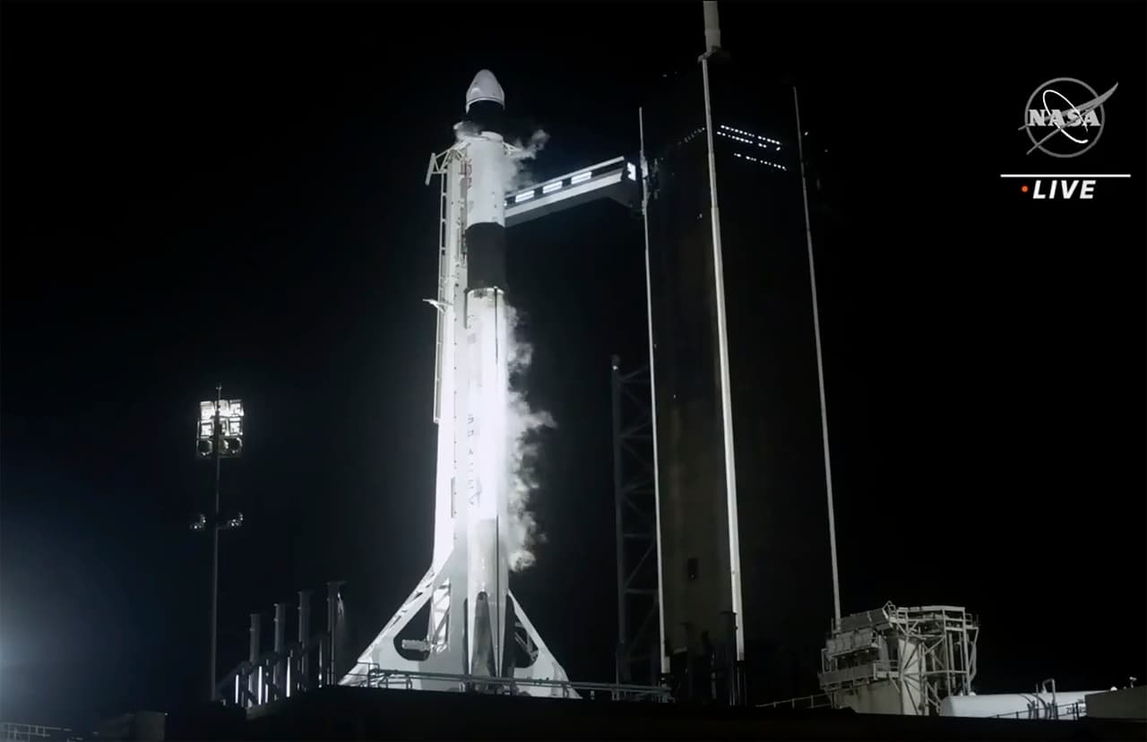 Es la tercera vez que 
<b>SpaceX</b> envía humanos a la ISS como parte de un contrato multimillonario con la NASA. La primera misión, un vuelo de prueba llamado 
<a href="https://www.univision.com/noticias/medio-ambiente/la-primera-empresa-privada-en-llevar-personas-al-espacio-el-exitoso-despegue-del-cohete-de-spacex-con-dos-astronautas-de-nasa-fotos">Demo-2</a>, tuvo lugar el año pasado y puso fin a nueve años de dependencia estadounidense de los cohetes rusos para los viajes a la ISS tras el final del programa del transbordador espacial. 
<br>