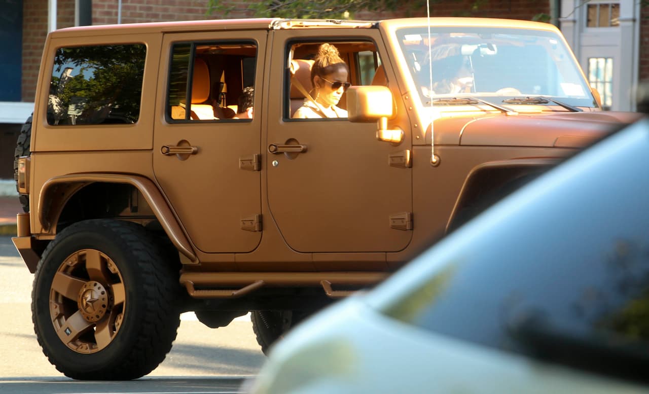 En esta ocasión, la acompañó su hijo Max, quien no se bajó con ella a realizar las compras sino que la esperó dentro del Jeep.