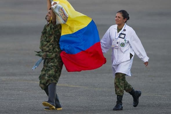 Abril 2- Las Fuerzas Armadas Revolucionarias de Colombia (FARC) liberan a los últimos 10 soldados y policías secuestrados en Colombia. Un gesto que el presidente Juan Manuel Santos consideró “muy importante” pero “no suficiente” para iniciar un proceso de paz con la guerrilla.