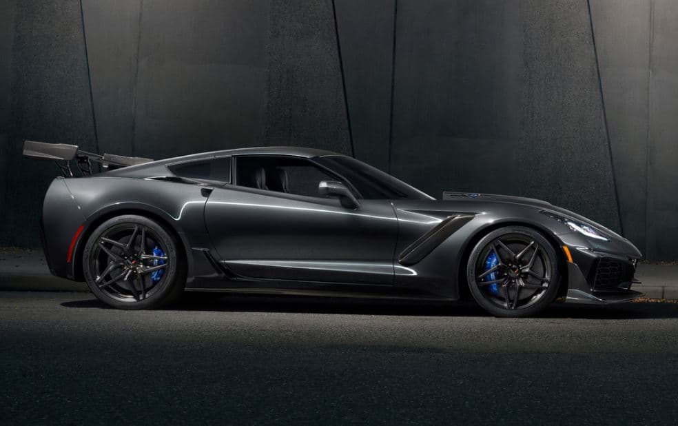 El alerón más alto es parte del ZTK Performance Package (equivalente al Z07 en el Z06). Este consigue 60% más “downforce” que el Z06 con paquete Z07. Este se encuentra acoplado directamente al chasis, de esa manera reduce el riesgo de dañar la compuerta del área de carga.