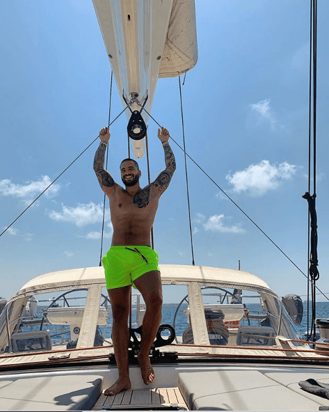 Los viajes en barco son otra de sus pasiones, y no duda en darse ese gustito cada que puede.