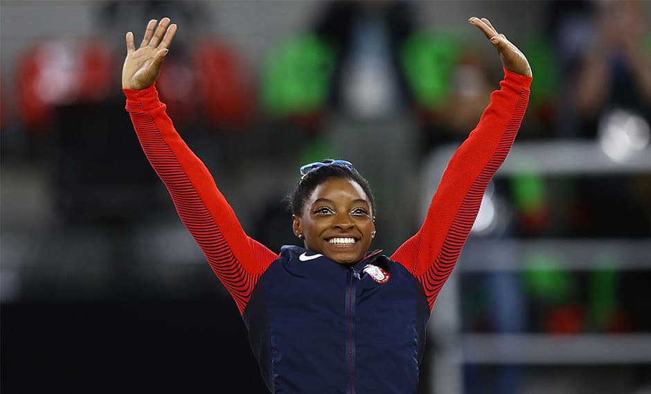 Un delineado en tono plateado brillante enmarcó la mirada la gimnasta Simone Biles.