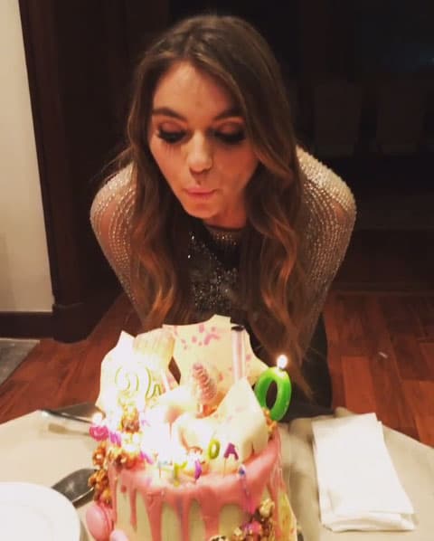 Apagó las velitas del pastel, ¿qué deseo habrá pedido?: "I am what I am. That's a great thing to be💕 If I say so myself, Happy Birthday to me 💕🎉 2️⃣0️⃣".