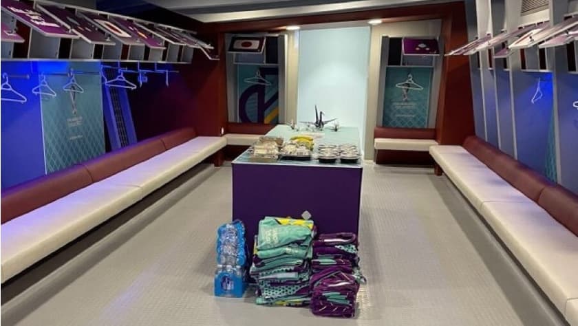 La FIFA dio a conocer esta imagen en la que se puede apreciar el vestidor del estadio Khalifa International utilizado el 23 de noviembre por el equipo japonés, el cual 
<b>fue limpiado por jugadores y cuerpo técnico antes de dejarlo</b>.