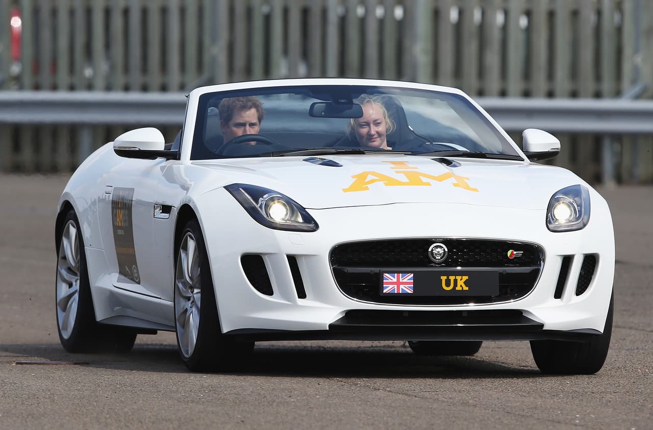 En un evento relacionado a los Juegos Invictus, donde participan soldados veteranos heridos en combate, Harry conduce un
<b> Jaguar F-Type S </b>en la ciudad inglesa de Gaydon en 2014.