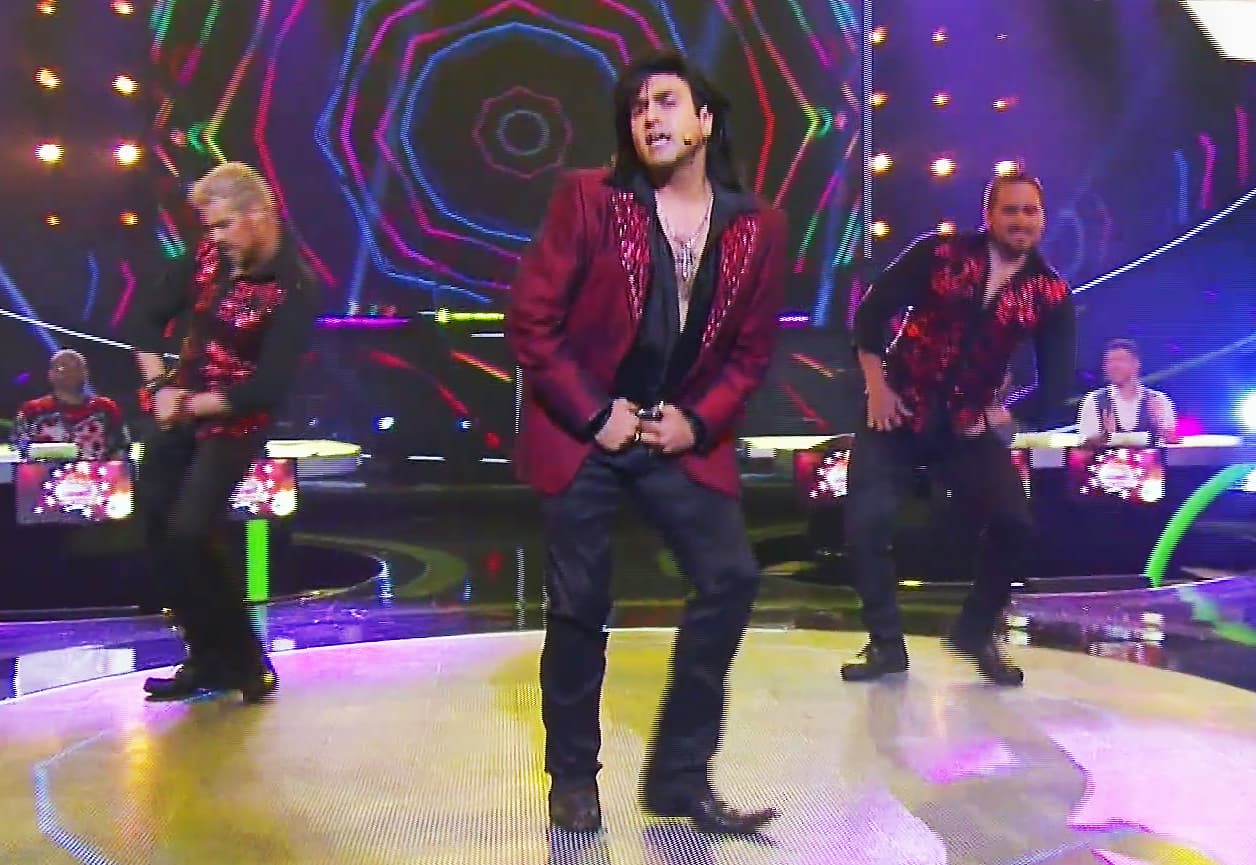 Y hasta con botas tribaleras lo vimos cuando hizo la versión banda.