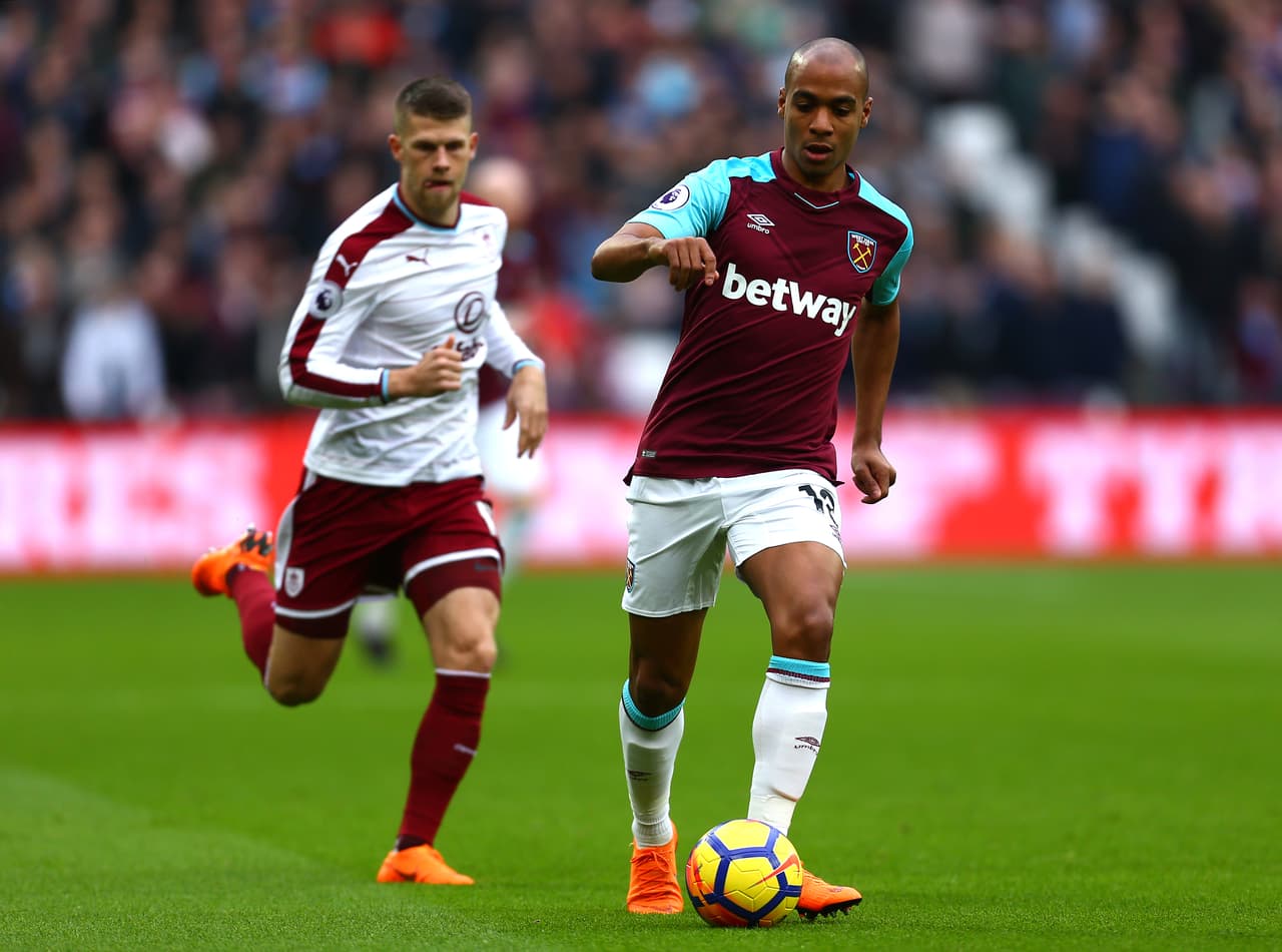 El portugués Joao Mario es el jugador sustituyó al delantero mexicano.