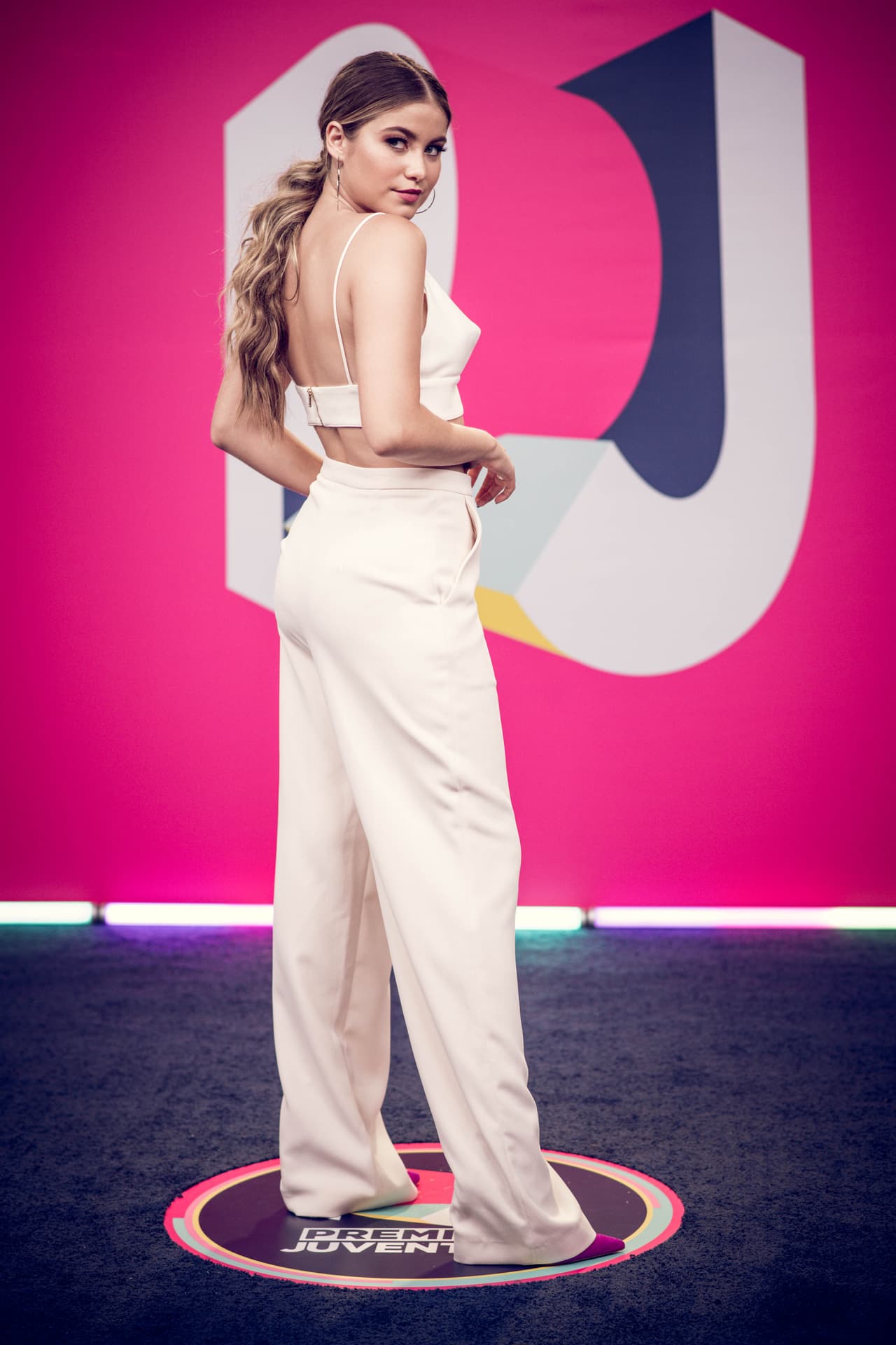 Para esta gran fiesta, nada como un traje veraniego de dos en color blanco. Sofía Reyes llegó perfecta a Premios Juventud 2018.