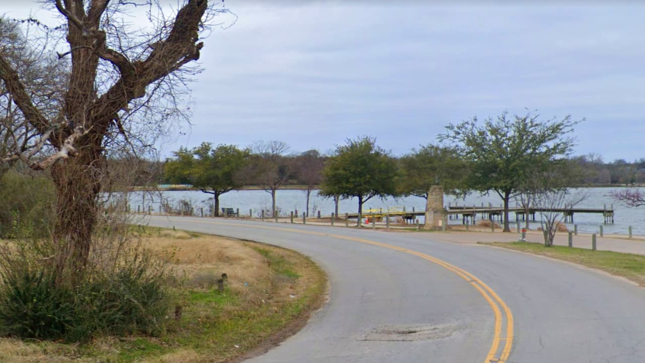 <b>White Rock Lake</b> es otra extraordinaria activa para departir en familia y con las mascotas. Es uno de los parques más grandes con 1,015 acres de lago a solo cinco millas al Noreste del centro de Dallas, más de dos veces el tamaño del Parque Central de Nueva York.