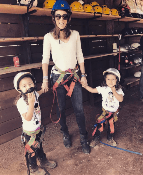 Jacky disfruta enormemente de momentos recreativos al lado de sus pequeñas princesas.