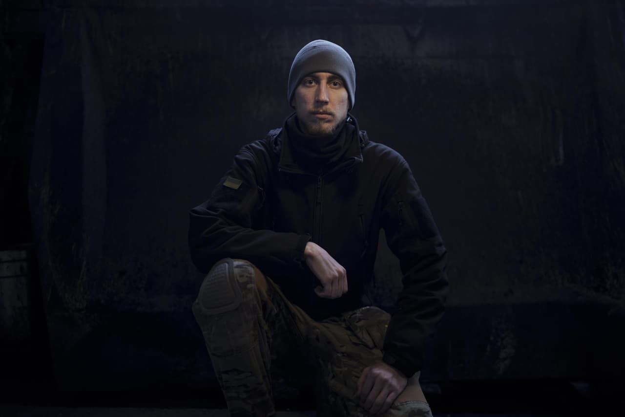 Kostyantyn Kovalenko, un ingeniero de sonido de 24 años, asegura que su oído entrenado 
<b>lo hace escuchar los sonidos de la guerra "un poco diferente"</b>, por lo que trata de identificar armas. 
<br>
<br>
<br>
<br>