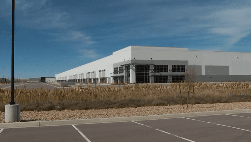 Añadió que
<b> la agencia contaba con recursos para ampliar los espacios de detención</b> gracias a las leyes impulsadas por el presidente Trump.