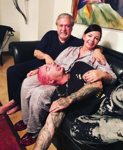 Balvin muerto de cansancio - pero feliz en familia.