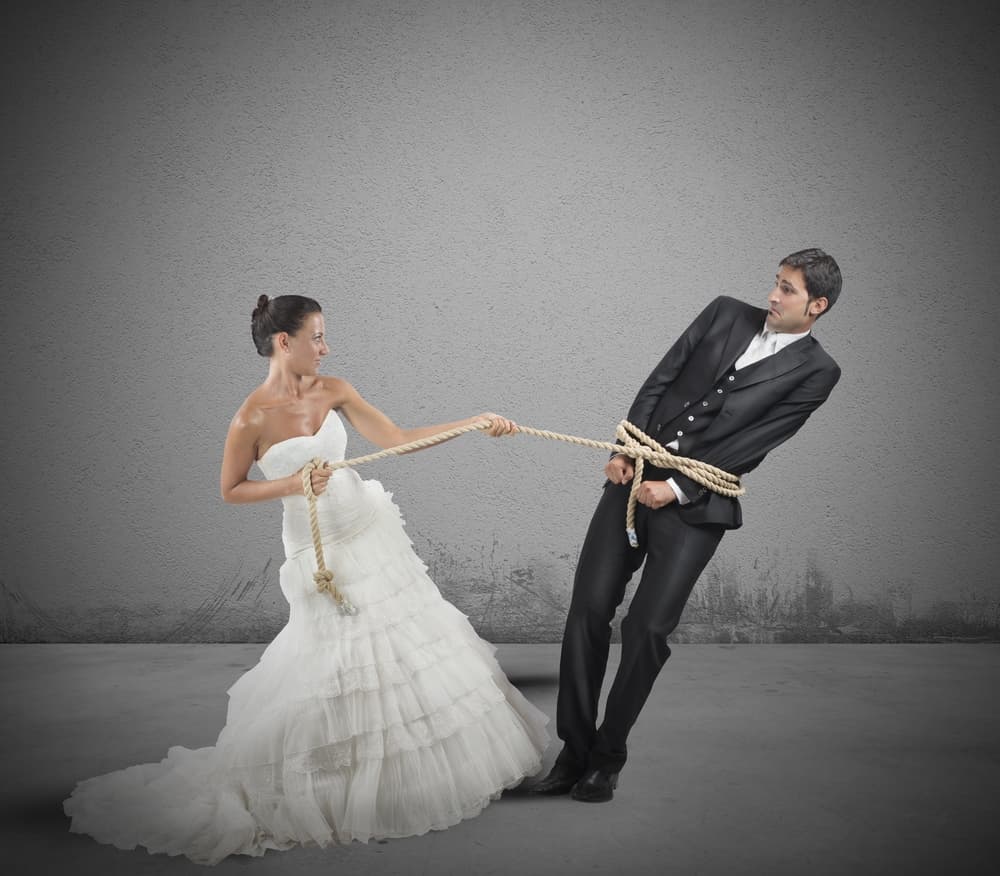 A diferencia del mundo anglosajón, para quienes el día azaroso no es el martes 13 sino el viernes 13 - pues lo asocian con el luto del Viernes Santo, entre otras cosas-, en nuestros países hispanoparlantes, el martes 13 se ha convertido en fuente de numerosos refranes:
<br>
<br>“Es martes trece ni te cases ni te embarques
<br>ni gallina eches, ni hija cases
<br>ni hijo cases, ni cerdo mates
<br>ni tu casa mudes,
<br>ni tu hija cases
<br>ni tu ropa tajes, y muchos otros más”.