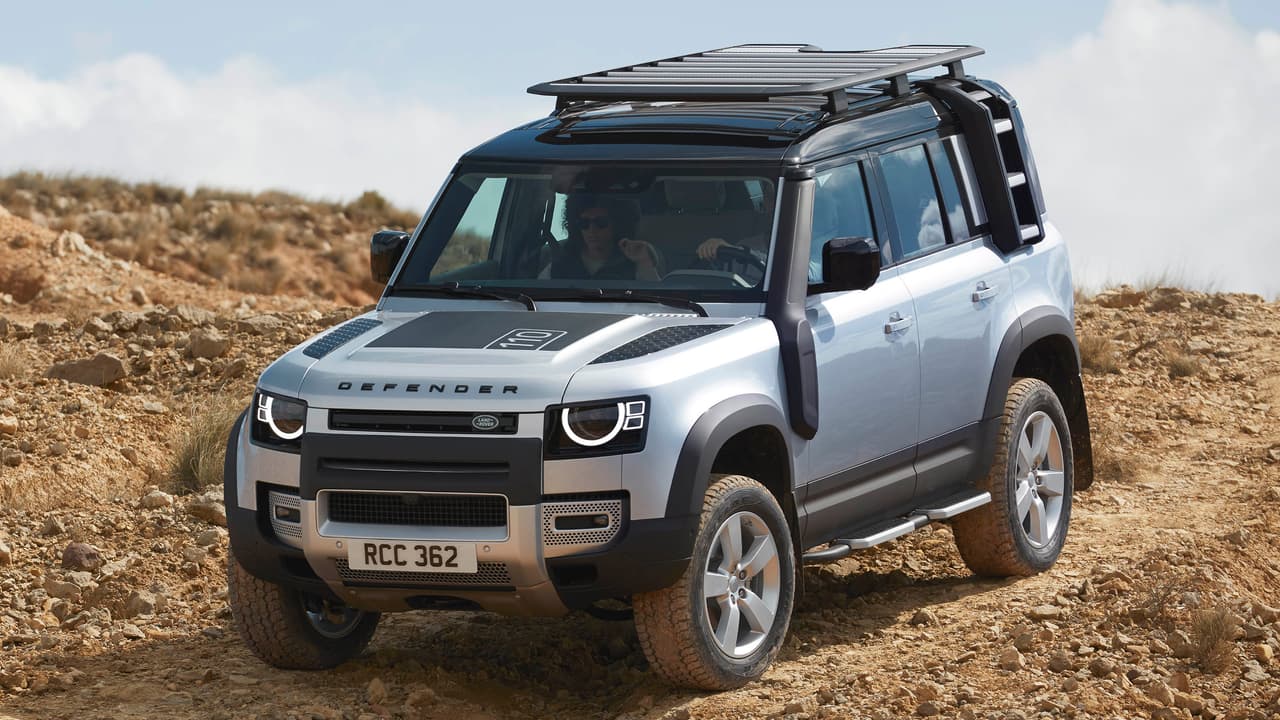 La pequeña camioneta todoterreno aparece en dos variantes: Defender 90 (2 puertas) y Defender 110 (4 puertas). 
<br>