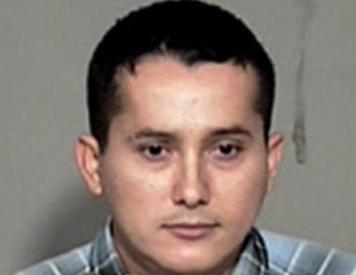 <b><a href="https://www.univision.com/local/los-angeles-kmex/al-margen-de-la-ley-100-000-dolares-de-recompensa-por-informacion-para-capturar-a-alexis-flores">Alexis Flores</a>, </b>de entre 37 y 44 años y oriundo de Honduras, es buscado por su presunta participación en el secuestro y asesinato de una niña de cinco años en Filadelfia, Pennsylvania. 
<br>
<br>La niña fue reportada como 
<a href="https://www.univision.com/temas/desapariciones">desaparecida</a> 
<b>a fines de julio de 2000, y luego fue encontrada estrangulada en un apartamento</b> cercano a principios de agosto del mismo año.