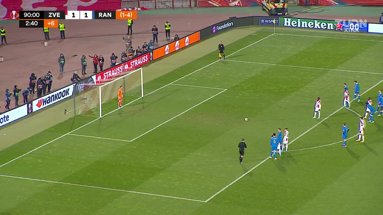 De penal, Estrella Roja pone el 2-1 sobre el Rangers