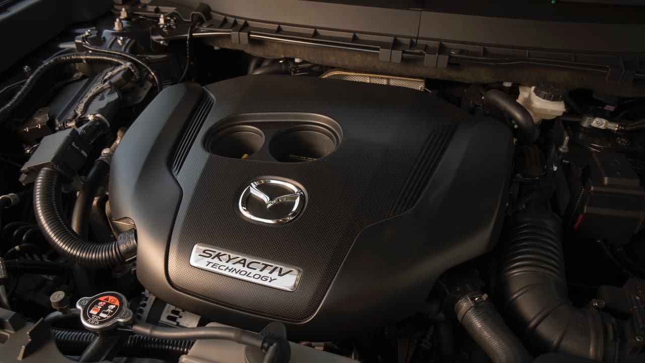 La gran noticia de esta actualización del Mazda CX-5 es la inclusión en su menú de motores del 
<b>cuatro cilindros turboalimentado Skyactiv-G de 2.5 litros</b> de desplazamiento que Mazda usa en su camioneta grande, la CX-9. Bajo el capó de la CX-5 2019 este motor produce 
<b>250 caballos de fuerza</b> con gasolina de 93 octanos, y 
<b>227 caballos de fuerza</b> con gasolina de 87 octanos. Sin importar el octanaje de la gasolina que use, el motor Skyactiv-G 2.5T genera 
<b>310 lbs-pie de torque</b> y rinde 
<b>24 millas por galón en circuito combinado.</b>