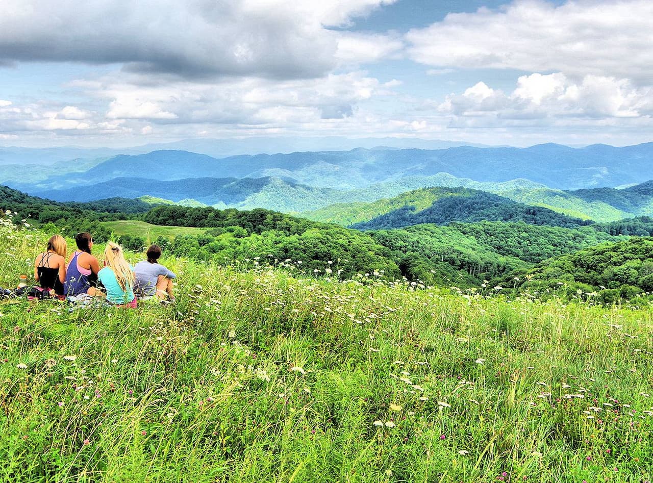 <b><a href="https://www.romanticasheville.com/max-patch">Número 8: Max Patch Hike</a></b>. Camina por una sección del famoso sendero panorámico nacional de los Apalaches (o A.T.) en la cima de la montaña Max Patch, cerca de Hot Springs. Esta montaña de 4.600 pies fue despejada y utilizada como pasto en el siglo XIX. Hoy, es un terreno abierto de 350 acres en una colina alta con vistas de 360 grados. Es uno de los escenarios más espectaculares que experimentarás en Blue Ridge.
