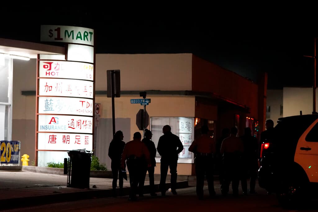 Pasadas las 10:20 de la noche del sábado, hora local, decenas de policías se trasladaron a la zona, donde se estima que residen más de 60,000 personas, en su mayoría de origen asiático.