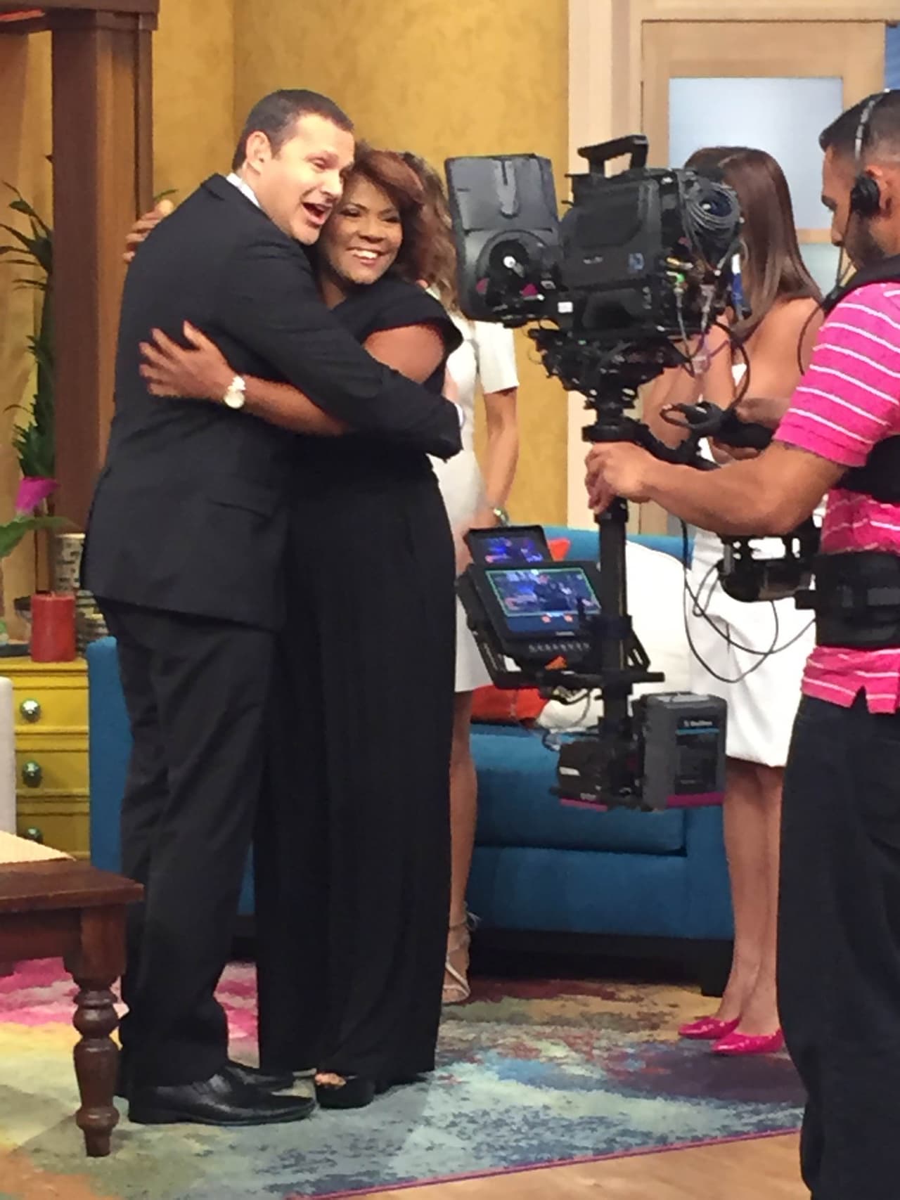 Alan también le dio un abrazo bien apretado a Doña Divina.