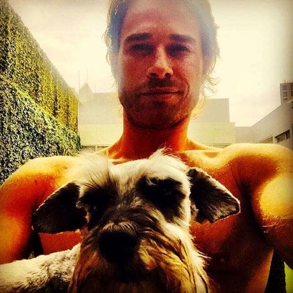 Qué mejor forma de disfrutar un día soleado que al lado de tu mascota, como lo hace el actor
<b><a href="https://www.univision.com/temas/sebastian-rulli">Sebatián Rulli.</a></b>