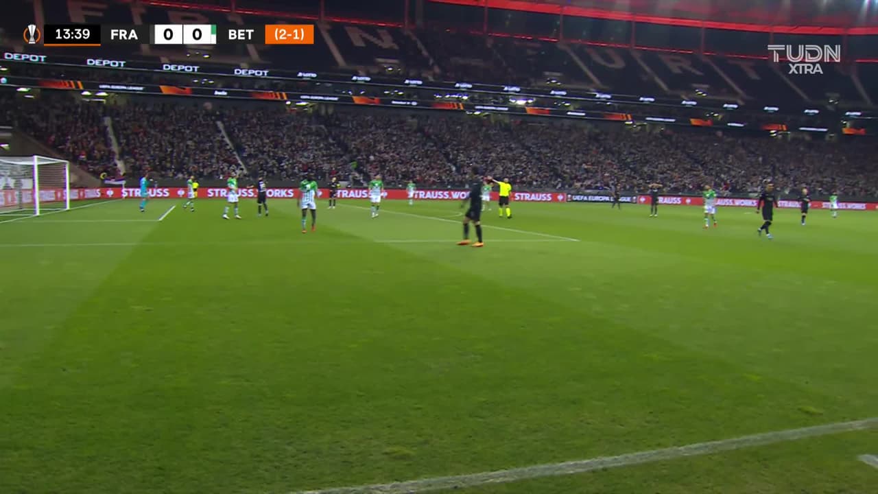 ¡CERCA! Ansgar Knauff disparó que se estrella en el poste.