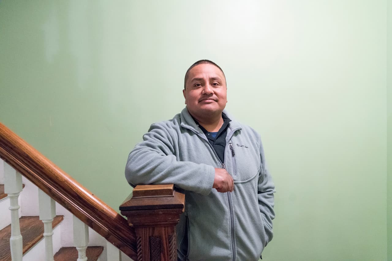 <b>Juan Quintero.</b>
<br>
<b>Leather Hill Preserve, New York.</b>
<br>Tiene 42 años. Trabajó para una hacienda de caza y tiro de los hijos de Trump. “Mi trabajo era desde limpiar una moto hasta sembrar, manejar un tractor, cortar el pasto, tirar fertilizante a todo lo que sembraba". Quintero sembraba maíz para atraer a los venados que cazaban Eric, Donald Jr. y sus amigos.