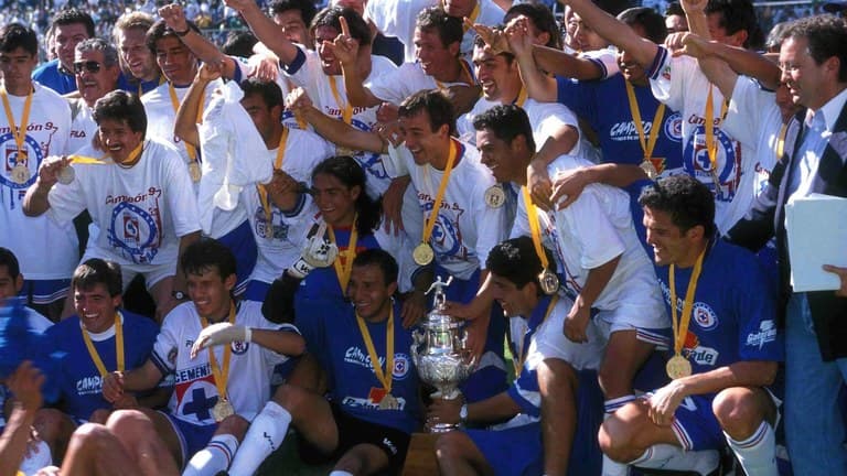 Tras 26 años de carrera, Óscar 'Conejo' Pérez baja el telón