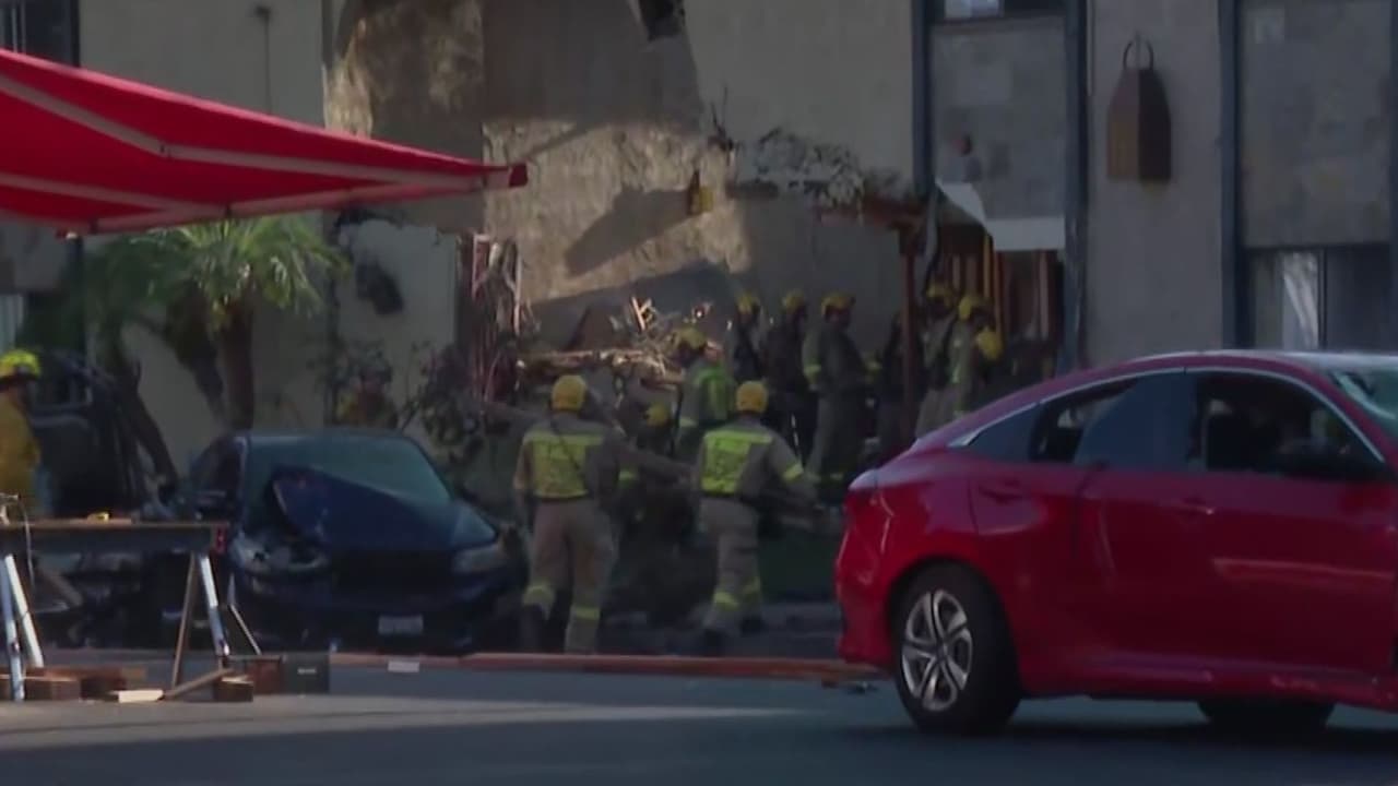 Tráiler con seis vehículos choca contra edificio de apartamentos en Panorama City: hay tres heridos