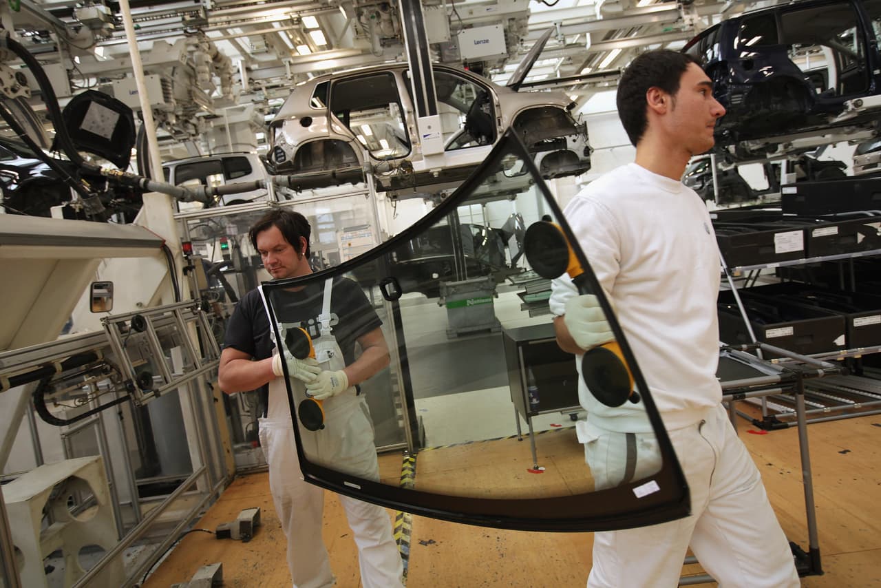 <b>Revisar parabrisas y ventanas</b>. No hay que descuidar agrietamientos en ninguno de los vidrios del invernadero del tu automóvil. Estos pueden convertirse en una gran ruptura en un abrir y cerrar de ojos, pudiendo no sólo dificultar la visibilidad sino también causar daños a los ocupantes en caso de un colapso súbito.