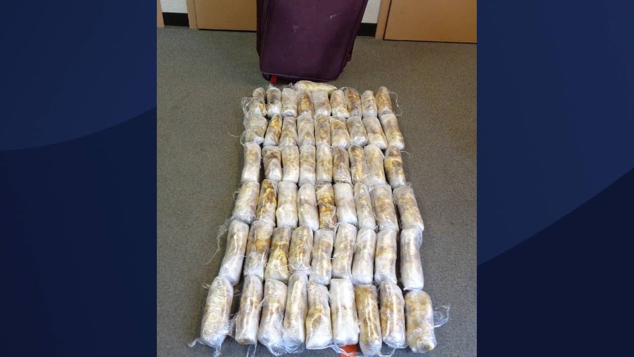 Según el
<a href="https://www.facebook.com/Ariz.DPS/posts/297749639054499" target="_blank">Departamento de Seguridad Pública de Arizona</a> (DPS), el hallazgo de la droga se hizo luego que un agente detuviera a un conductor en la Interestatal 40 en dirección este en la milla 204 en Flagstaff el 21 de enero.