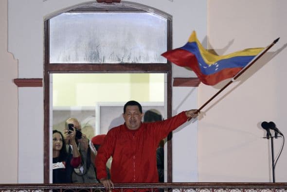 Según Chávez, su nuevo gobierno comienza "hoy mismo", al prometer a las centenares de personas que se agolpaban frente a la sede de Gobierno que va a ser "cada día mejor presidente".