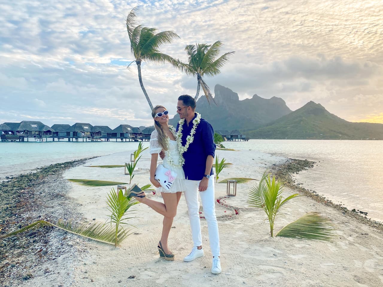 Paris Hilton quiso reafirmar lo romántico y dulce que es Carter contando que le encanta sorprenderla y hacerla sentir como una princesa todos los días.