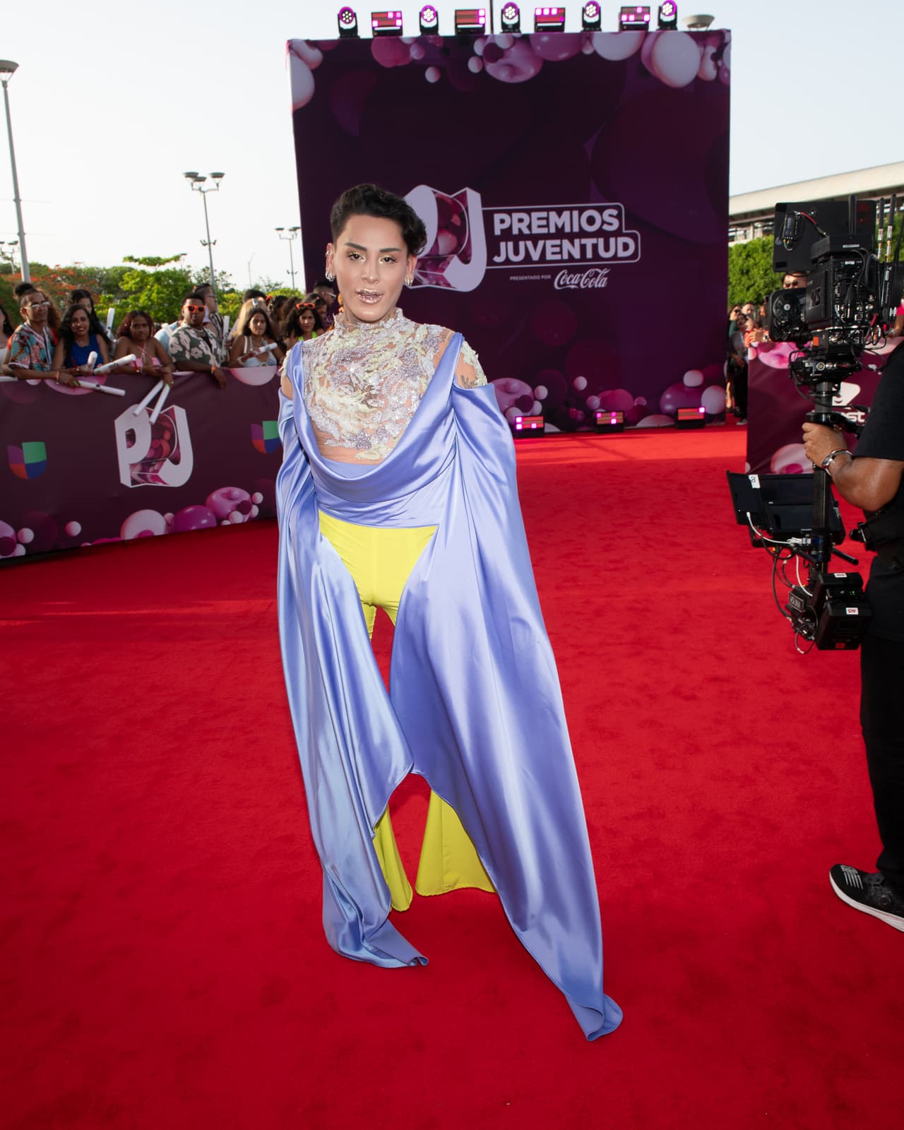 El 'influencer' 
<b>Kunno </b>usó un extravagante atuendo satinado para desfilar por la alfomba roja de Premios Juventud 2023.