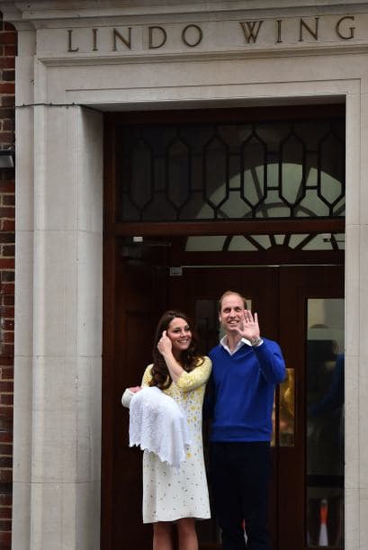 Saludaron a la gente que no dejó de aplaudirles y felicitarles.