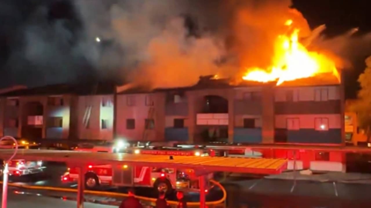 Incendio en Phoenix daña más de 20 apartamentos y deja decenas de desplazados