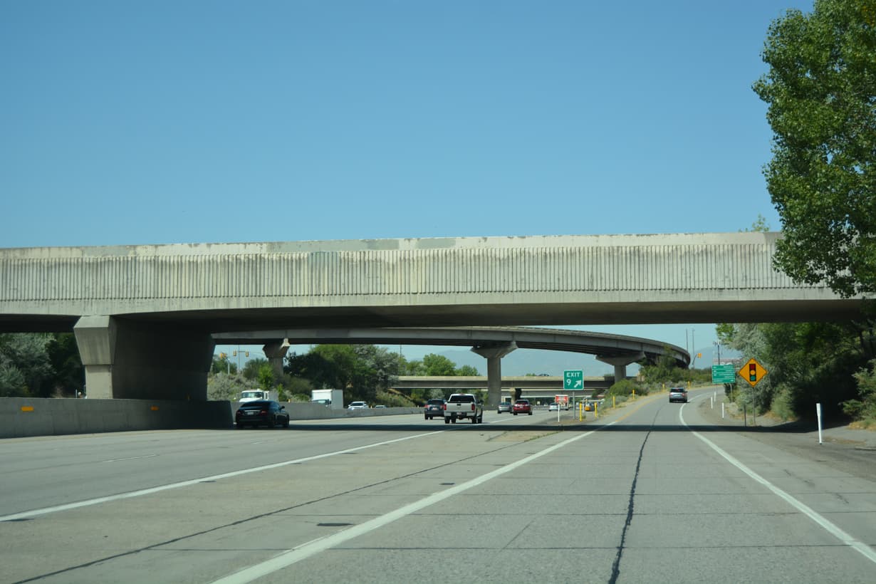 Incidente de ira en carretera deja una persona baleada; policía busca al agresor 