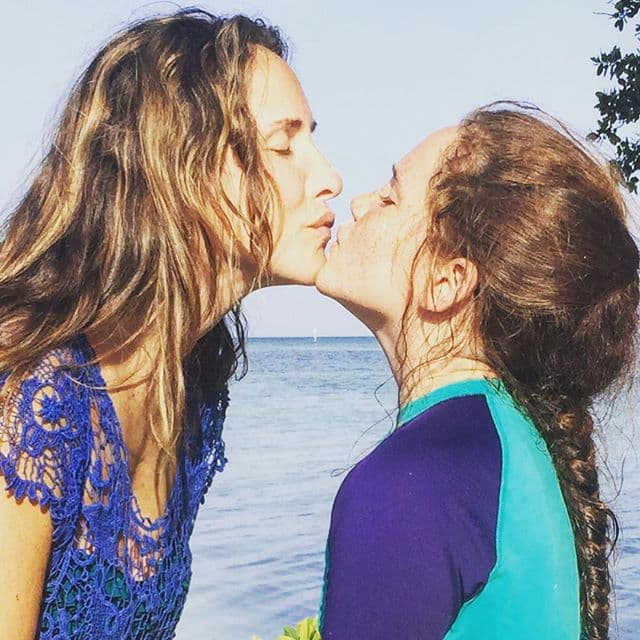 Madre e hija son como dos gotas de agua; nadie podría negar el parecido entre ambas.