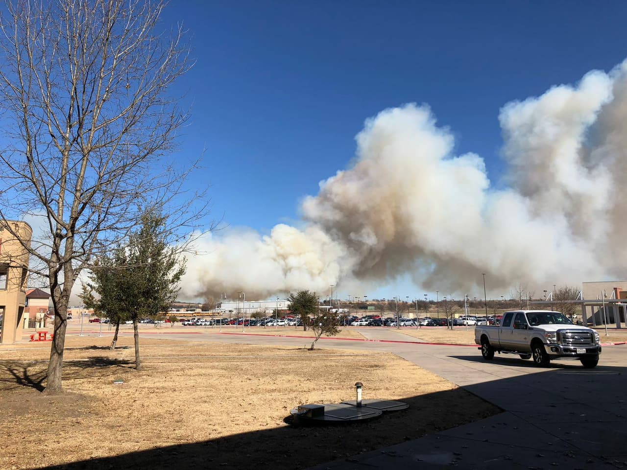 Eliza Guzmán de Olazarán nos mandó estás fotos desde Aledo. El distrito escolar debió cerrar al menos dos escuelas por el humo.