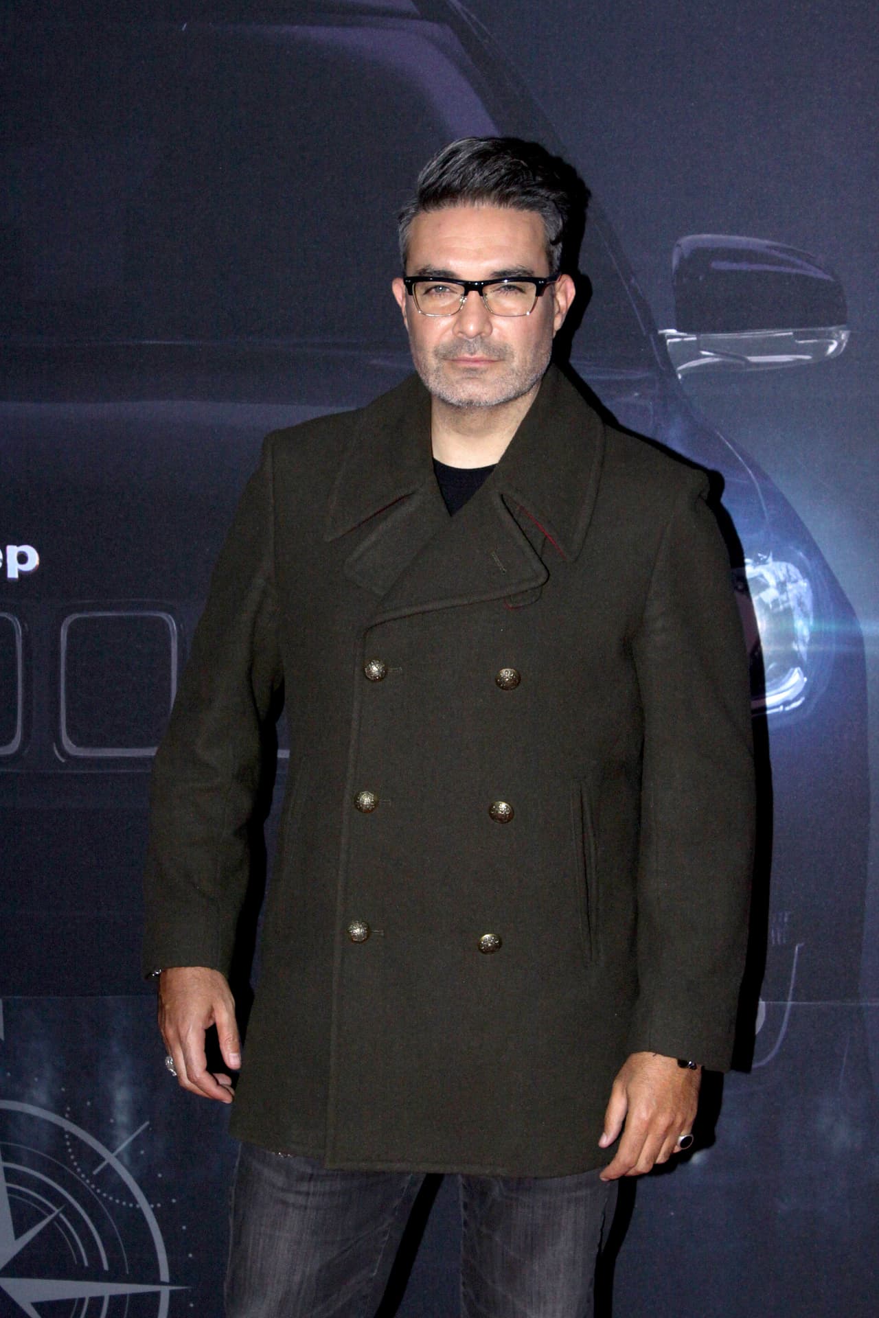 En una emisión de 2014 del show de entrevistas 'Historias engarzadas', Mauricio Islas narró que a raíz de la separación de sus papás, él se fue a vivir con su mamá y se distanció de su padre. 
<br>