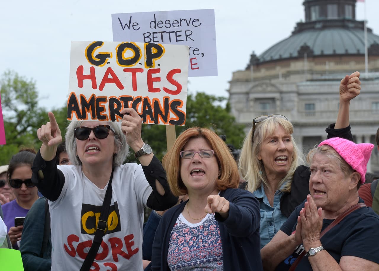 <b>"Los republicanos odian a los estadounidenses"</b>. Los manifestantes expresaron su frustración por el hecho de que 
<a href="http://www.univision.com/noticias/politica/republicanos-que-votaron-a-favor-de-la-ley-de-salud-de-trump-enfrentan-la-ira-de-los-votantes-video">217 congresistas republicanos votaran a favor</a> de una ley que deja sin protección a los más vulnerables.